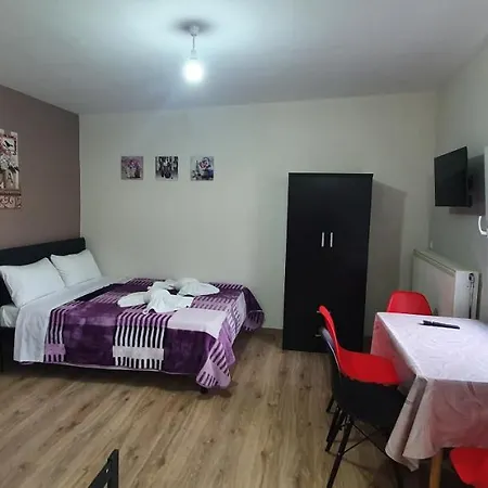 Chris Apartment *